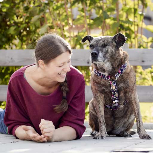 Gründerin Sigrid mit Hündin Bonita